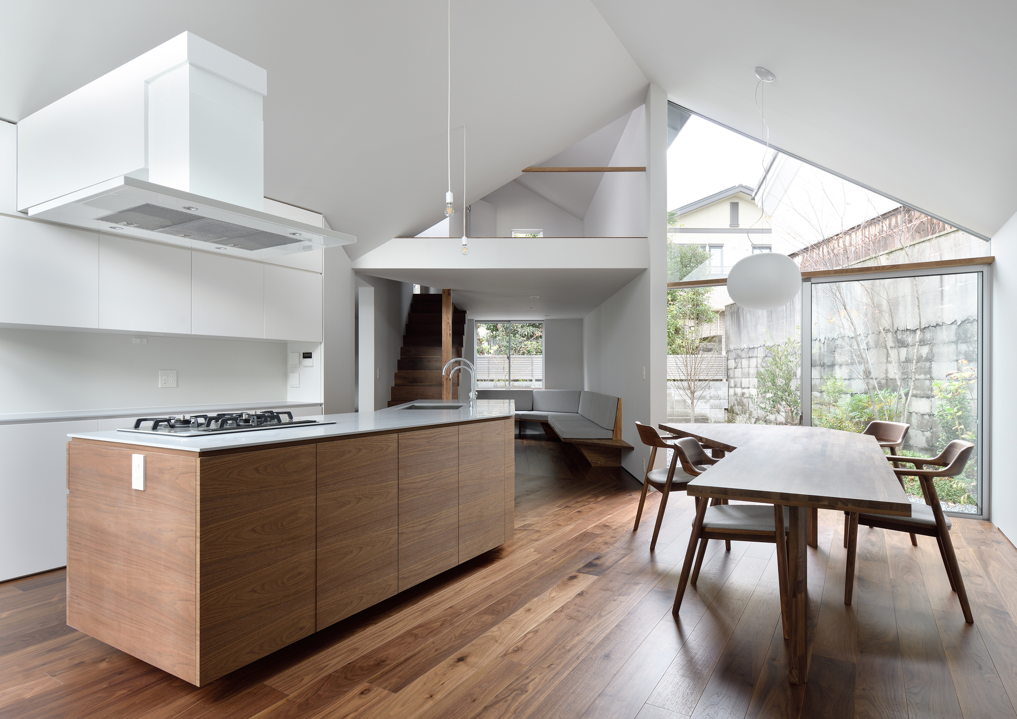 Gallery of Gable Roof House / Alphaville Architects - 3
