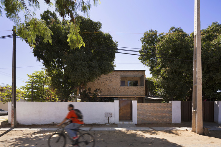 Jota House / Minimo Comun Arquitectura - More Images
