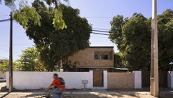Jota House / Minimo Comun Arquitectura