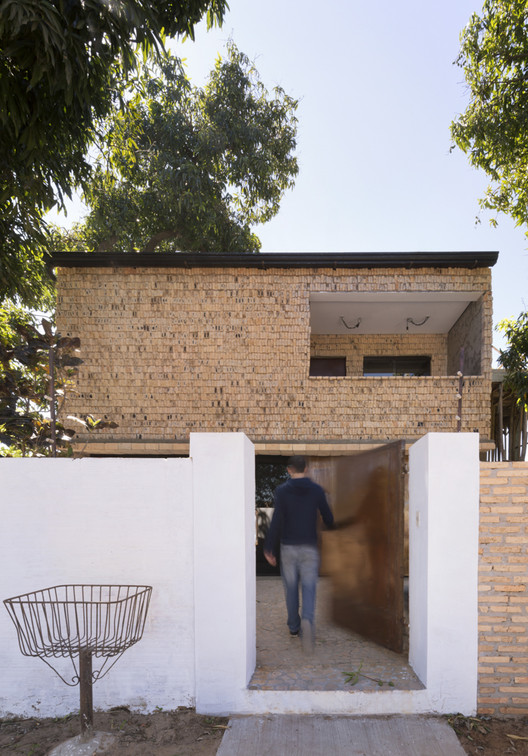 Jota House / Minimo Comun Arquitectura - Houses