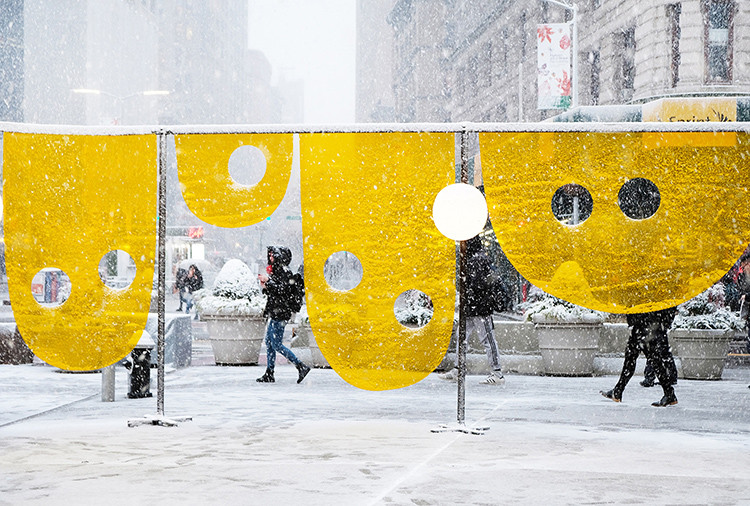 Studio Cadena inaugura instalação "Happy" na Flatiron Plaza de Nova Iorque - Imagem de Destaque