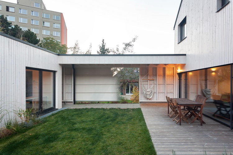 House Over the Backyard / DDAANN - Windows, Facade, Chair, Garden, Courtyard