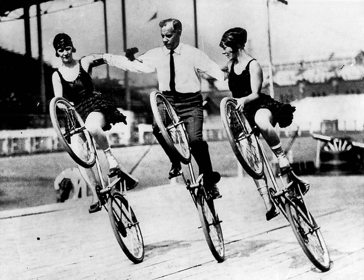 Sáenz de Oiza: A Bicycle Ride - Image 1 of 7