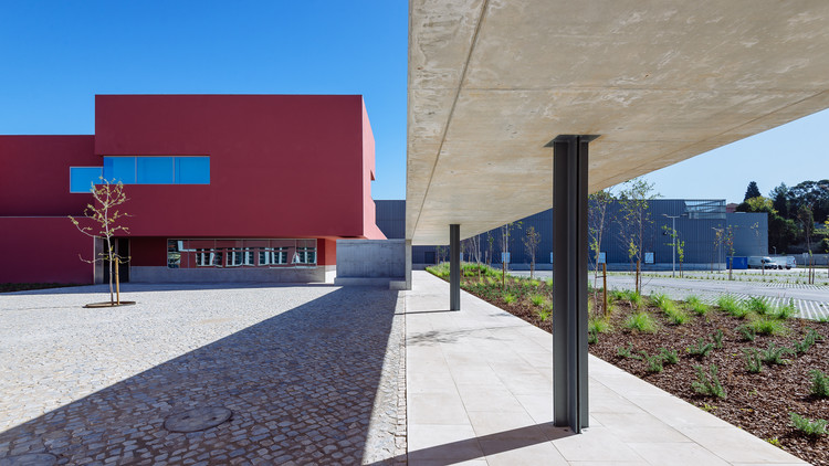 Sede e Centro de Logística da Cooperativa de Farmácias Plural / ORANGE arquitectura - Tijolo, Fachada