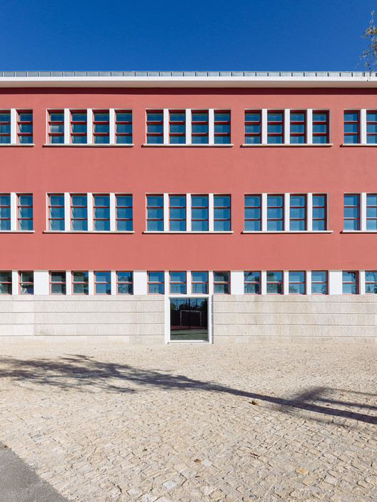 Sede e Centro de Logística da Cooperativa de Farmácias Plural / ORANGE arquitectura - Janela, Tijolo, Escada, Fachada