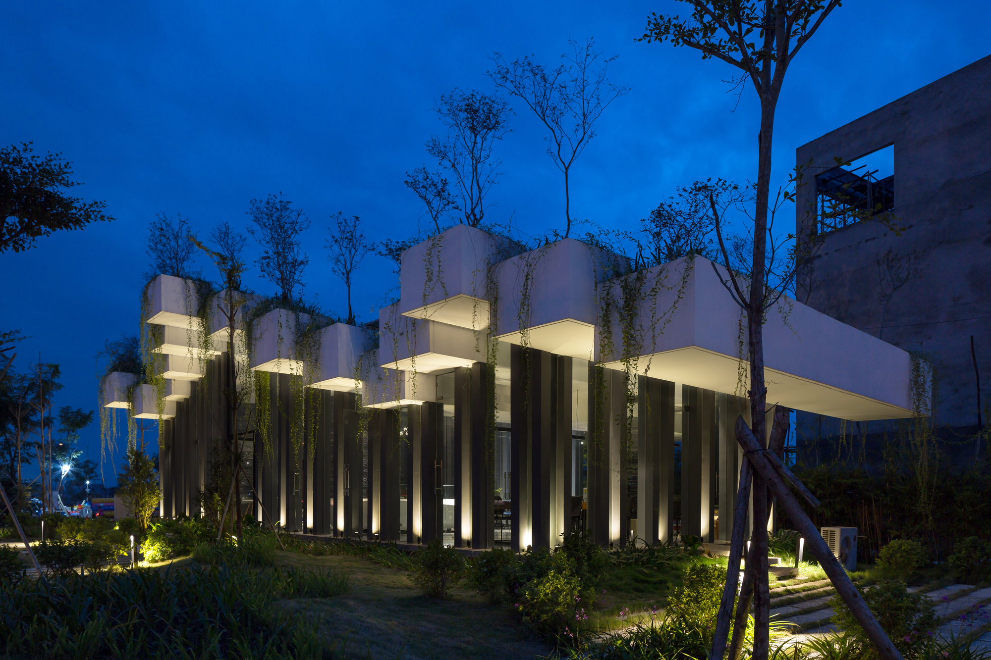 Gallery of Fly Box / ARO studio 13