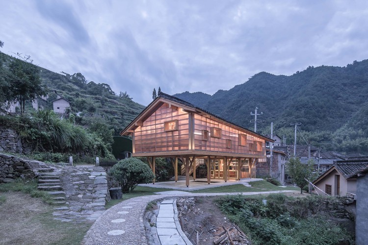 Mountain House in Mist / Shulin Architectural Design | ArchDaily