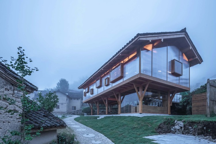 Casa de montaña en la niebla. Imagen © Yilong Zhao