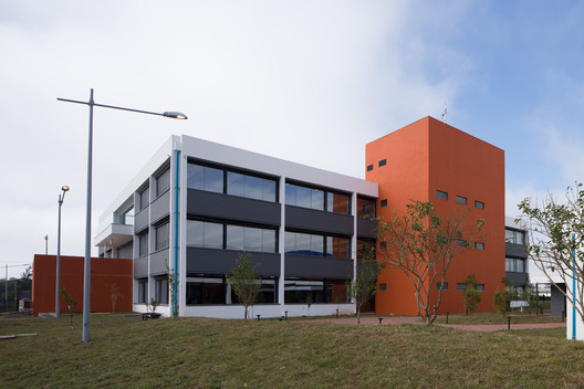 Sede Grupo DIMED / Pedro Simch Arquitetura + Sousa Guerra Arquitetura - Fachada