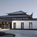 We choose the four-slope double-eave roof in a certain sense of tradition at the intersection between the north-south axis and the east-west axis. Image © Qiang Zhao