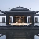 Lobby Seen from Huanshan Road . Image © Qiang Zhao