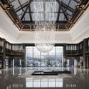 Entering the lobby, you can feel natural light through the glass ceiling. The modern-style architectural structure expresses the spirits of place “skylight” and “yard” in the traditional architectural culture of Shaoxing. Image © Qiang Zhao