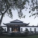 The quiet black and white “ink color” gives a misty artistic conception to the ordinary sight. Image © Qiang Zhao