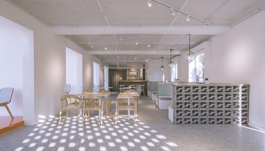 Mica-Bar / 3andwich Design / He Wei Studio Mica-Bar / 3andwich Design / He Wei Studio - Imagem 4 de 24