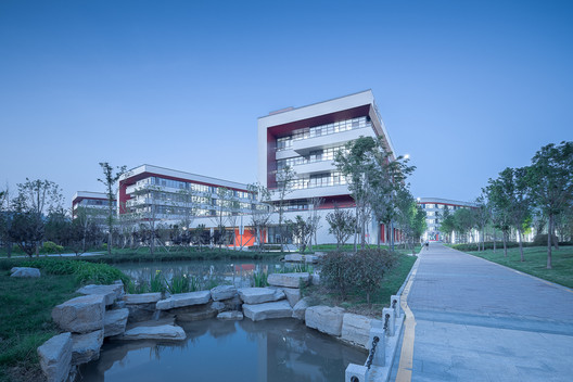 Escola Jining Haida Xingzhi / Outside Arch Studio Escola Jining Haida Xingzhi / Outside Arch Studio - Imagem 3 de 83