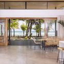 Fechamentos e divisórias móveis: Transparência e abertura em 6 obras de arquitetura - Image 4 of 4