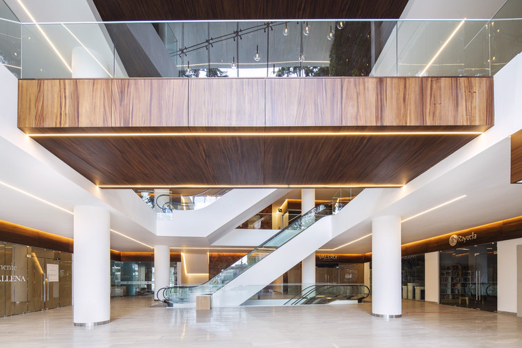 Etu Plaza / Olik Studio - More Images