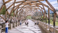 Pérgola en el pueblo de Luotuowan / LUO studio