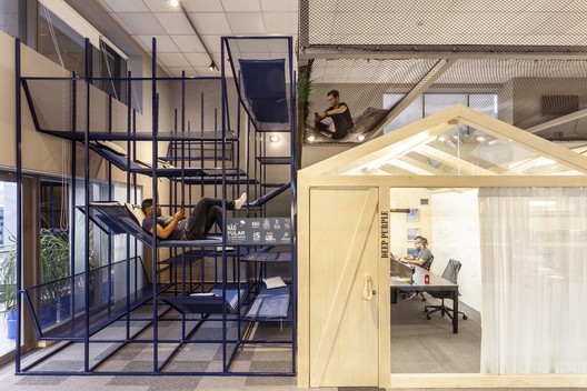 Datalab Serasa Experian / Melina Romano Interiores - Cadeira, Mesa, Janela, Viga, Corrimão