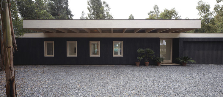 郊区住宅 I / Amunátegui Valdés Architects - 更多图片