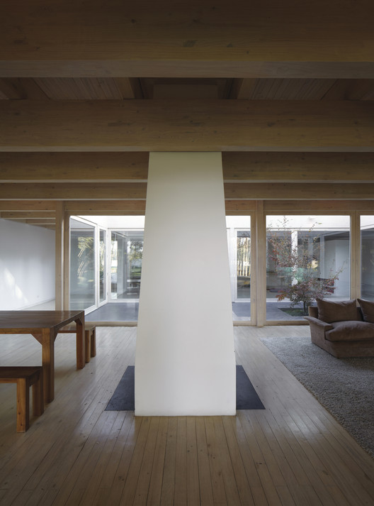 郊区住宅 I / Amunátegui Valdés Architects - 室内图, 独立住宅, 柱, 梁, 桌子