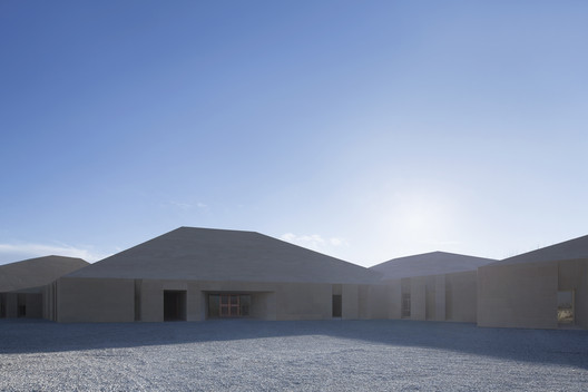 Dunhuang Tourism Distributing Center / BIAD-ZXD ARCHITECTS Dunhuang Tourism Distributing Center / BIAD-ZXD ARCHITECTS - Image 16 of 24
