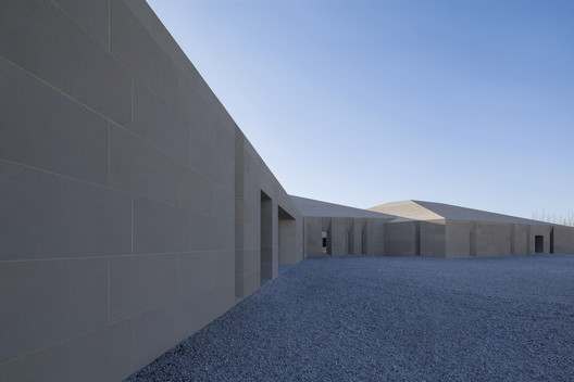 Dunhuang Tourism Distributing Center / BIAD-ZXD ARCHITECTS Dunhuang Tourism Distributing Center / BIAD-ZXD ARCHITECTS - Image 10 of 24