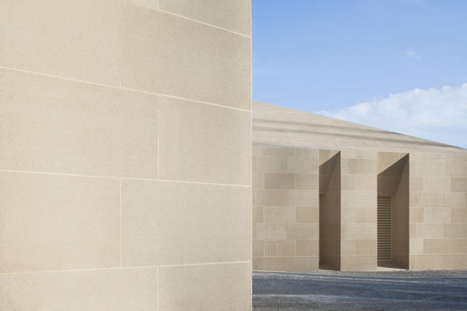 Dunhuang Tourism Distributing Center / BIAD-ZXD ARCHITECTS Dunhuang Tourism Distributing Center / BIAD-ZXD ARCHITECTS - Image 4 of 24