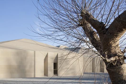 Dunhuang Tourism Distributing Center / BIAD-ZXD ARCHITECTS Dunhuang Tourism Distributing Center / BIAD-ZXD ARCHITECTS - Image 3 of 24