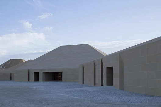 Dunhuang Tourism Distributing Center / BIAD-ZXD ARCHITECTS Dunhuang Tourism Distributing Center / BIAD-ZXD ARCHITECTS - Image 13 of 24