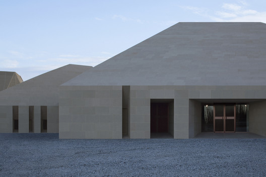 Dunhuang Tourism Distributing Center / BIAD-ZXD ARCHITECTS Dunhuang Tourism Distributing Center / BIAD-ZXD ARCHITECTS - Image 12 of 24