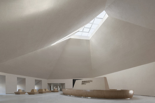 Dunhuang Tourism Distributing Center / BIAD-ZXD ARCHITECTS Dunhuang Tourism Distributing Center / BIAD-ZXD ARCHITECTS - Image 5 of 24