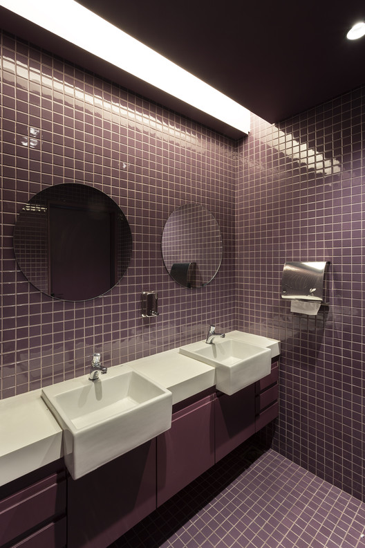 Letras – Sede Corporativa / MACh Arquitetos Letras – Sede Corporativa / MACh Arquitetos - Pia, Banheiro