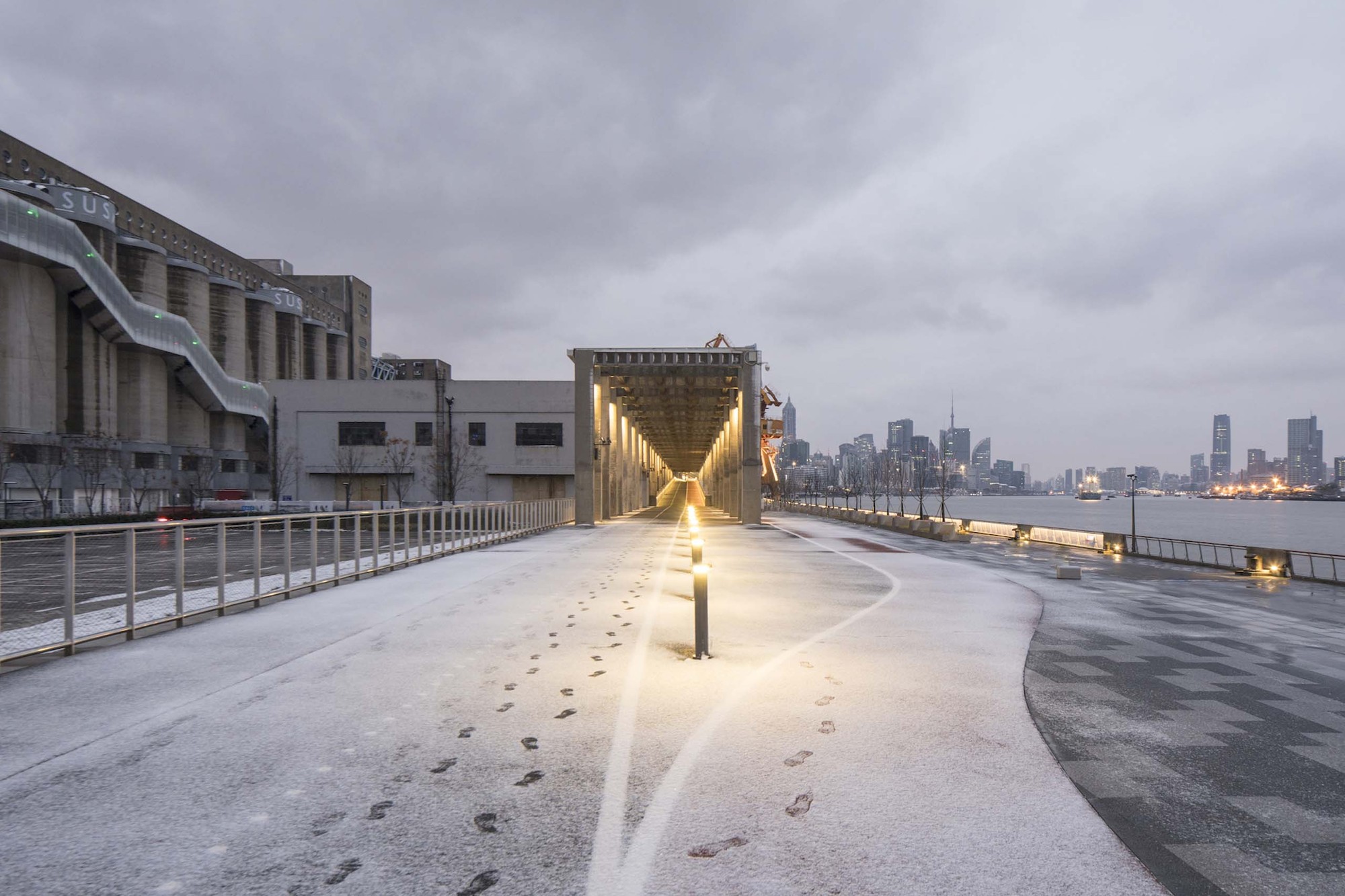 Atelier liu yuyang architects реконструкция. причал миншенг шанхай, китай. промышленная набережная. причал миншенг шанхай похожие. современная набережная.