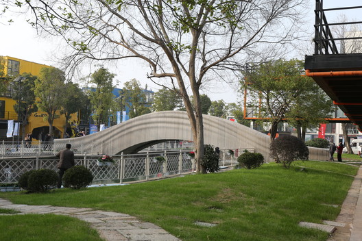 World's Largest 3D-Printed Concrete Pedestrian Bridge Completed in China World's Largest 3D-Printed Concrete Pedestrian Bridge Completed in China - Image 8 of 20