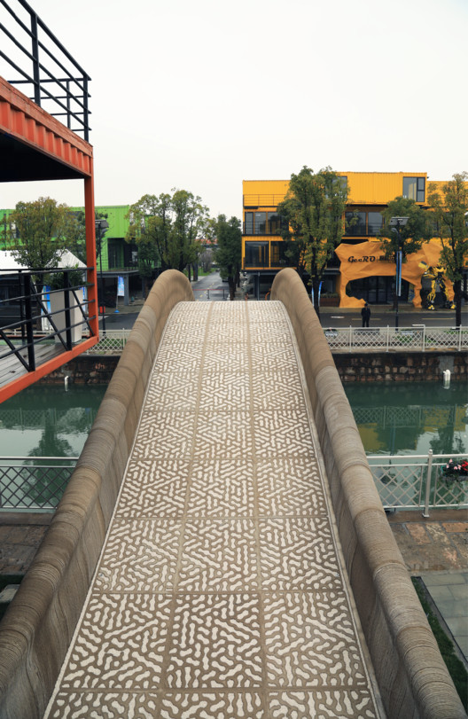 World's Largest 3D-Printed Concrete Pedestrian Bridge Completed in China World's Largest 3D-Printed Concrete Pedestrian Bridge Completed in China - Image 7 of 20