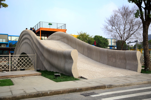 World's Largest 3D-Printed Concrete Pedestrian Bridge Completed in China World's Largest 3D-Printed Concrete Pedestrian Bridge Completed in China - Image 3 of 20