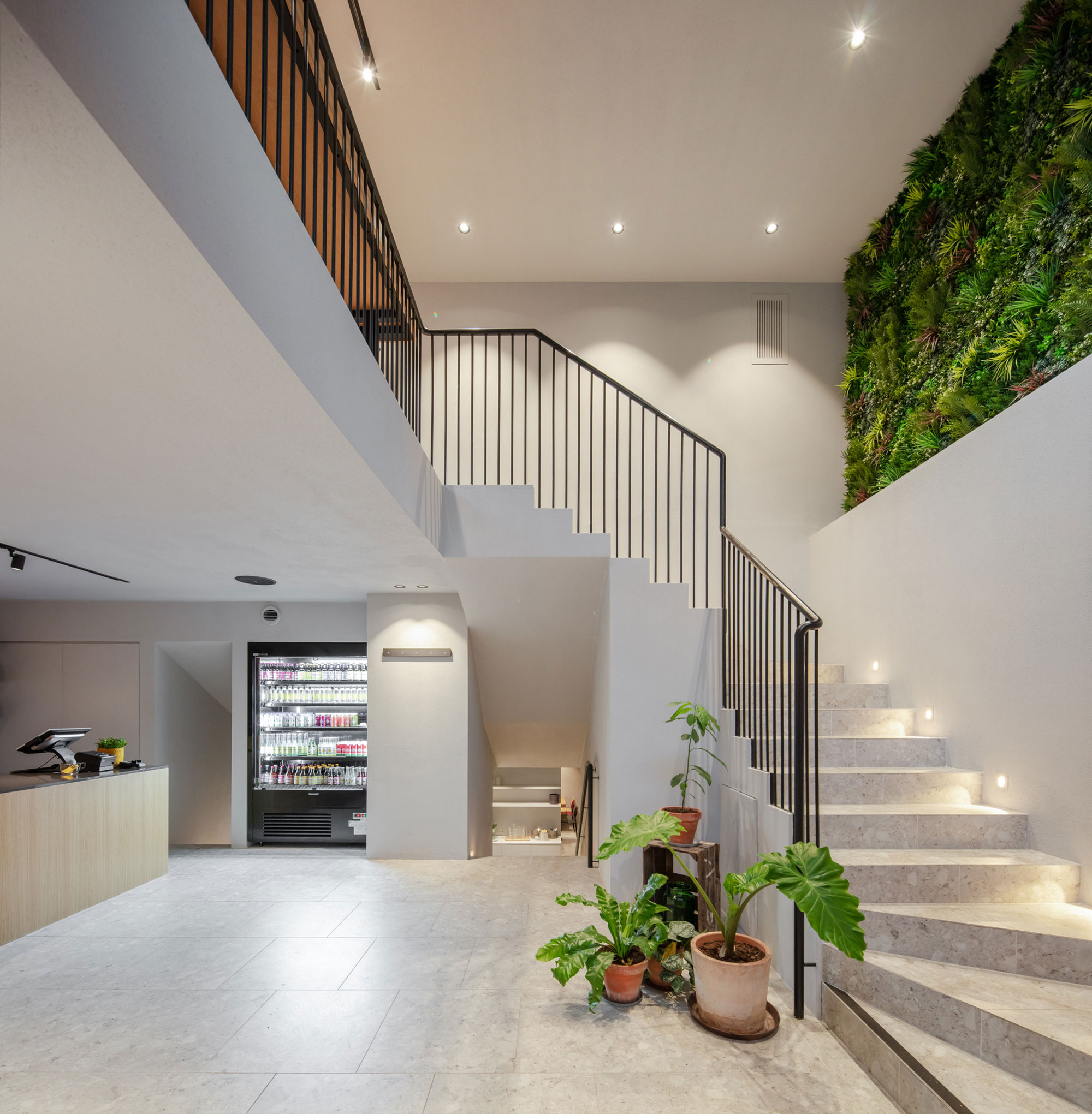 Интерьер первого этажа дома с лестницей