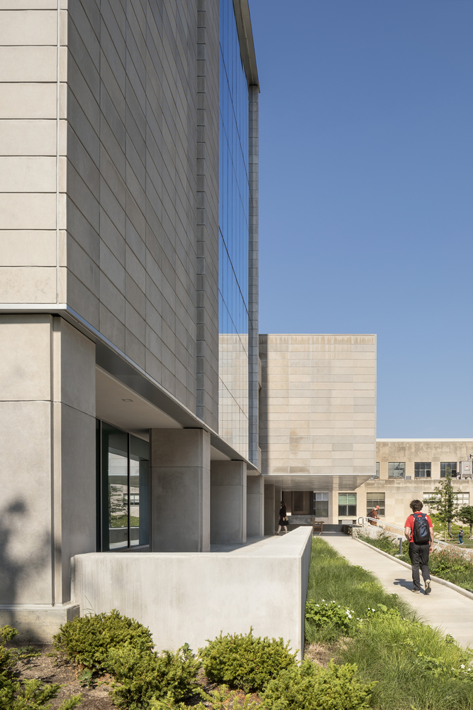 Gallery of University of Chicago Physics Research Center / Perkins