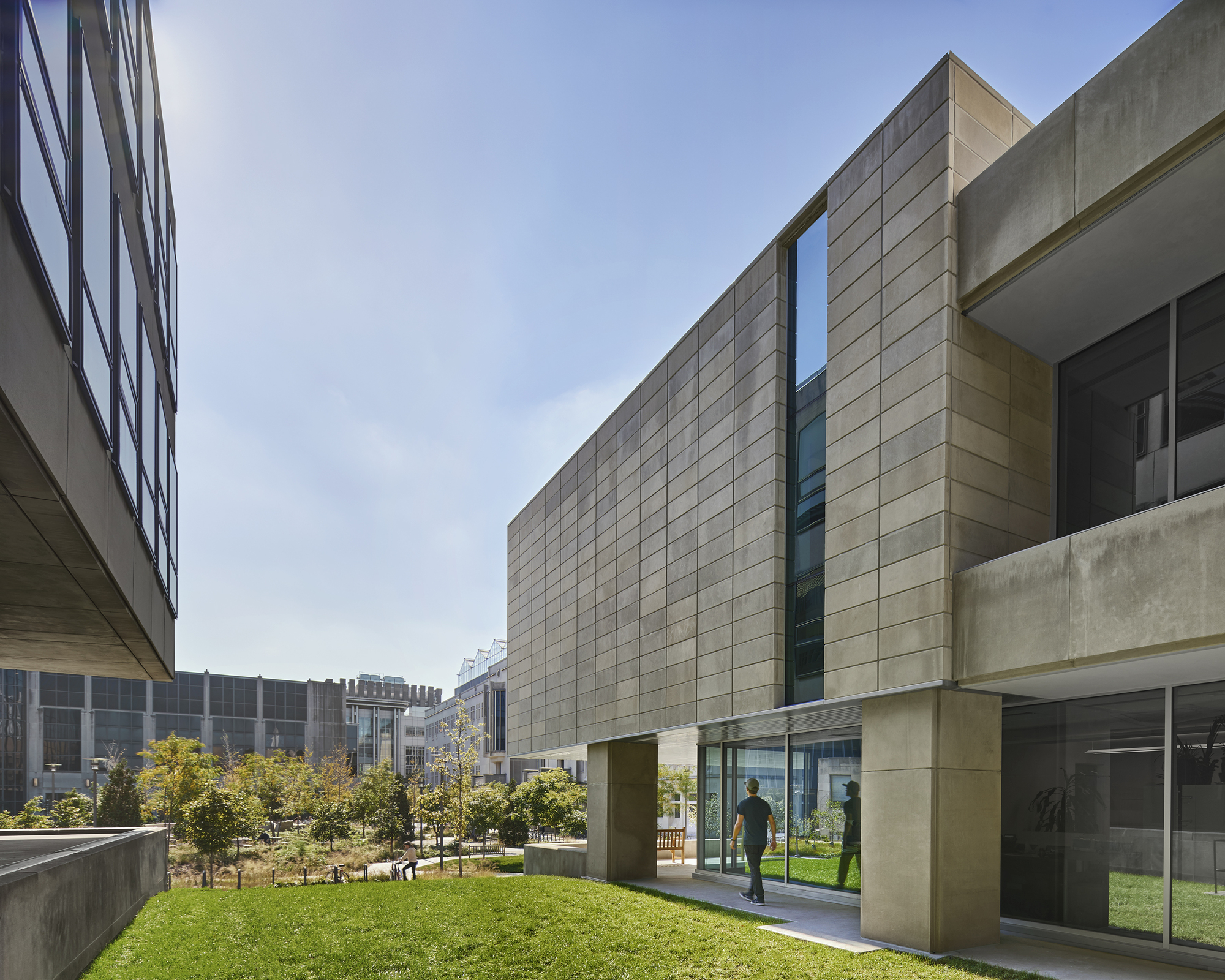 Gallery of University of Chicago Physics Research Center / Perkins