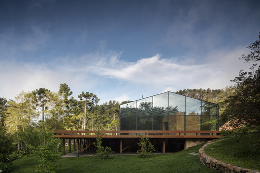 Casas brasileñas: 16 ejemplos con cubierta inclinada | ArchDaily México