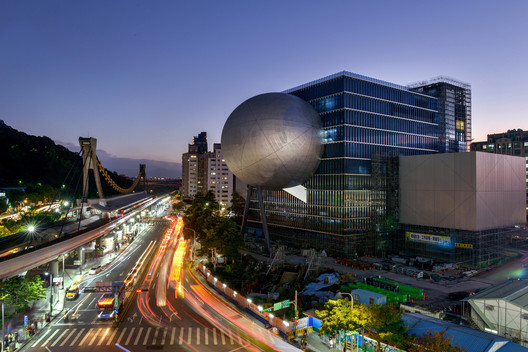 Construction of OMA's Taipei Performing Arts Center Progresses in Taiwan Construction of OMA's Taipei Performing Arts Center Progresses in Taiwan - Image 1 of 22