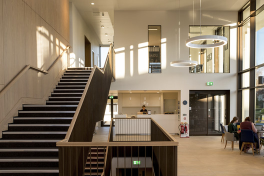 Murray Centre, Downe House School / Design Engine Architects - Fotografia de Interiores, Escada, Corrimão