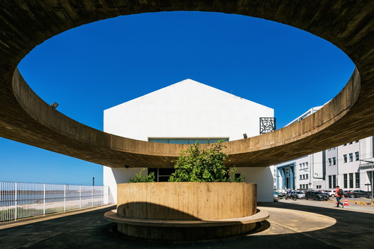 As possibilidades do Concreto Pigmentado: 20 edifícios impregnados de cor - Imagem 3 de 21