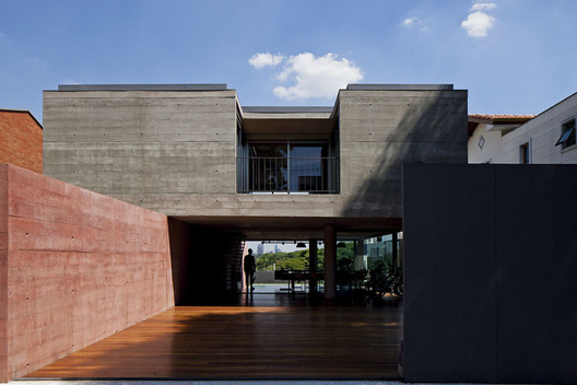 As possibilidades do Concreto Pigmentado: 20 edifícios impregnados de cor - Imagem 6 de 21