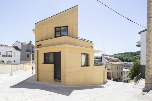 As possibilidades do Concreto Pigmentado: 20 edifícios impregnados de cor - Imagem 13 de 21