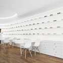 Óticas Pitães / Tsou Arquitectos  - Loja, Cadeira
