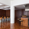 Apartamento Cincinato / Todos Arquitetura - Edifício De Apartamentos, Cozinha, Pilar, Cadeira, Mesa, Bancada