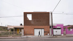 Urban Refuge Studio House / Estudio Berzero Jaros