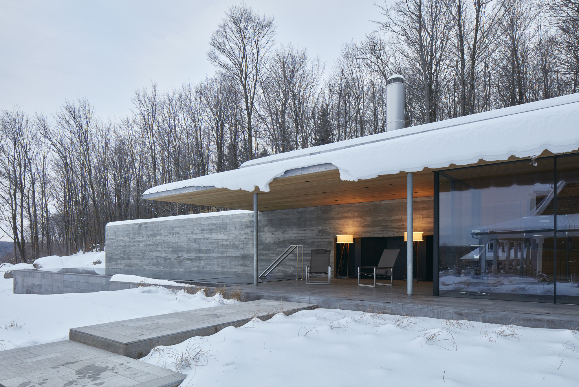 Galería de Casa de la piscina en Quebec / MackayLyons Sweetapple